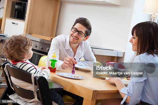 Familia Con Desayuno Foto de stock y más banco de imágenes de 12-17 meses - 12-17 meses, 12-23 meses, 20-24 años