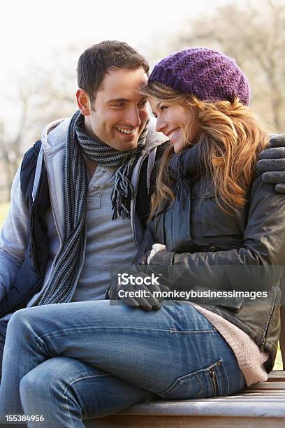 Retrato De Casal Romântico Ao Ar Livre No Inverno - Fotografias de stock e mais imagens de Banco - Assento - Banco - Assento, Casal, Namorar