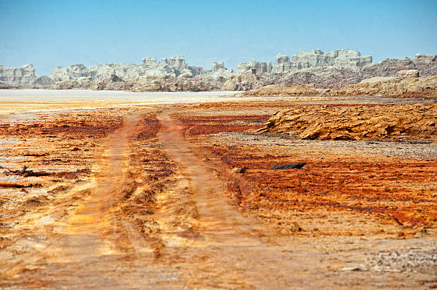 straße nach der explosion krater des vulkans dallol, äthiopien - afar desert stock-fotos und bilder