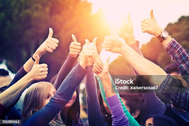 Gruppe Von Menschen Die Anhebung Der Arme Mit Daumen Hoch Stockfoto und mehr Bilder von Daumen hoch