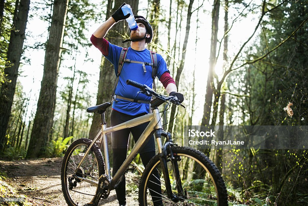 Mountain Bike pausa de água - Foto de stock de Ciclismo royalty-free