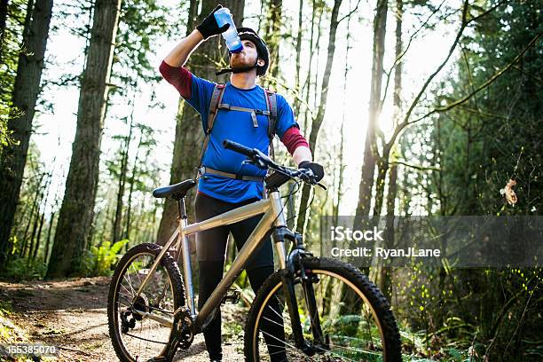 Foto de Mountain Bike Pausa De Água e mais fotos de stock de Ciclismo - Ciclismo, Garrafa d'água, Segurar