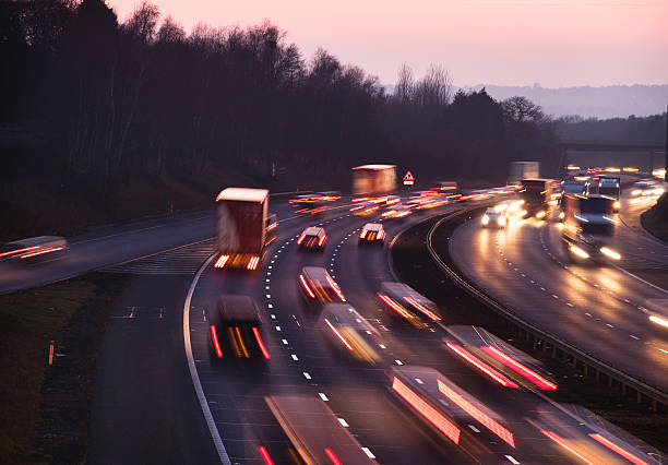 한산합니다 트래픽 at dusk 굴절률은 m42 고속도로 근처에 버밍행 - highway multiple lane highway mode of transport overpass 뉴스 사진 이미지