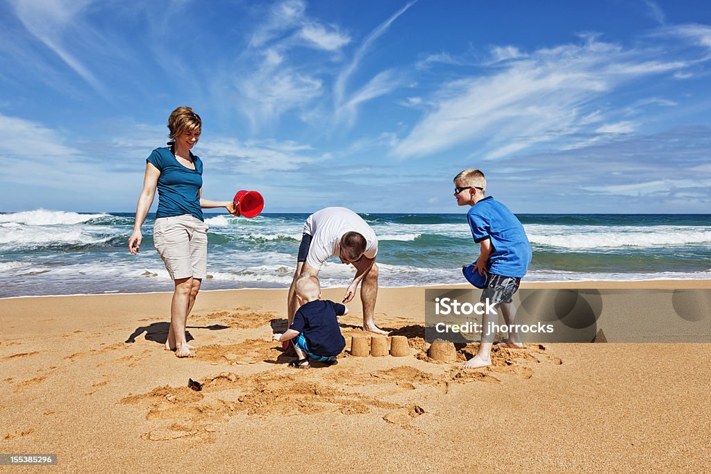 Czteroosobowa rodzina gra na plaży - Zbiór zdjęć royalty-free (Niemowlę)