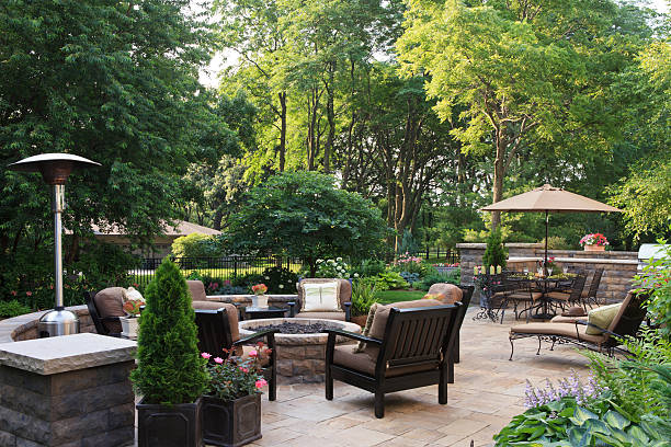 große garten patio - flower bed formal garden ornamental garden furniture stock-fotos und bilder