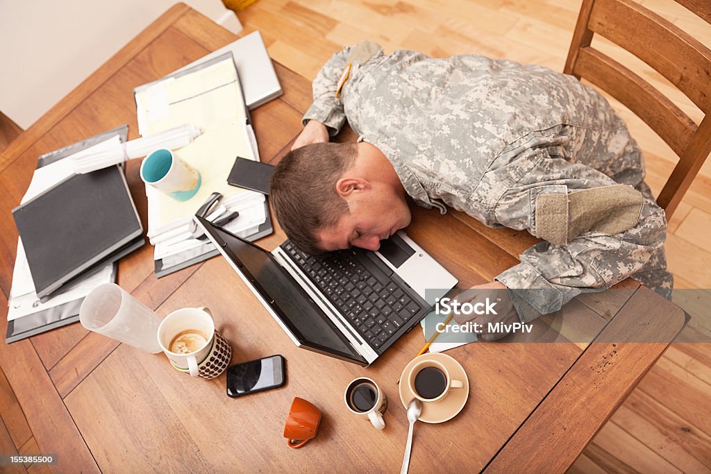 American soldier estudiando demasiado - Foto de stock de Dormir libre de derechos