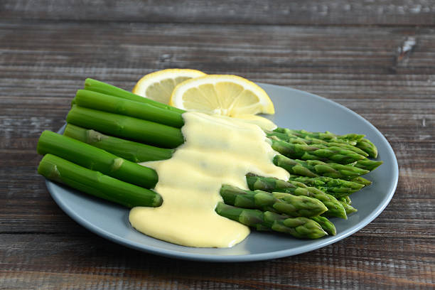 アスパラガスとホランデーズソース - hollandaise sauce ストックフォトと画像