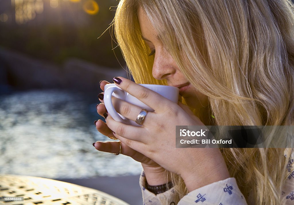 Godendo di caffè - Foto stock royalty-free di Abbigliamento casual