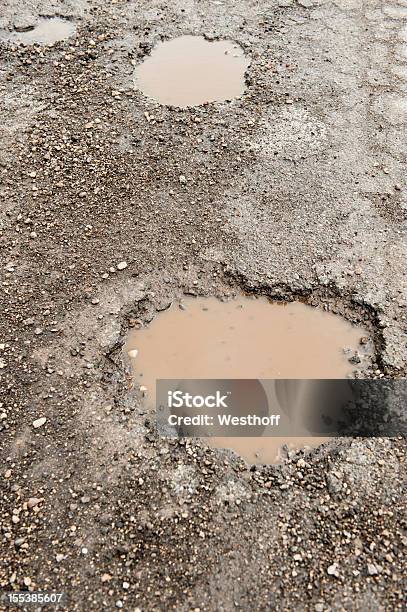 Potholes - zdjęcia stockowe i więcej obrazów Dziura w drodze - Dziura w drodze, Asfalt, Bez ludzi