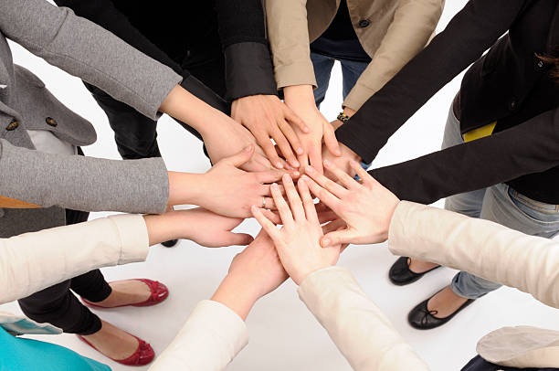 zespół układać rąk - human hand holding hands hands clasped group of people zdjęcia i obrazy z banku zdjęć