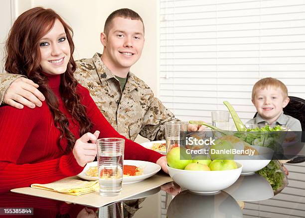 U の海兵隊ミナミコメツキ家族がディナー - 夕食のストックフォトや画像を多数ご用意 - 夕食, セーター, 子供