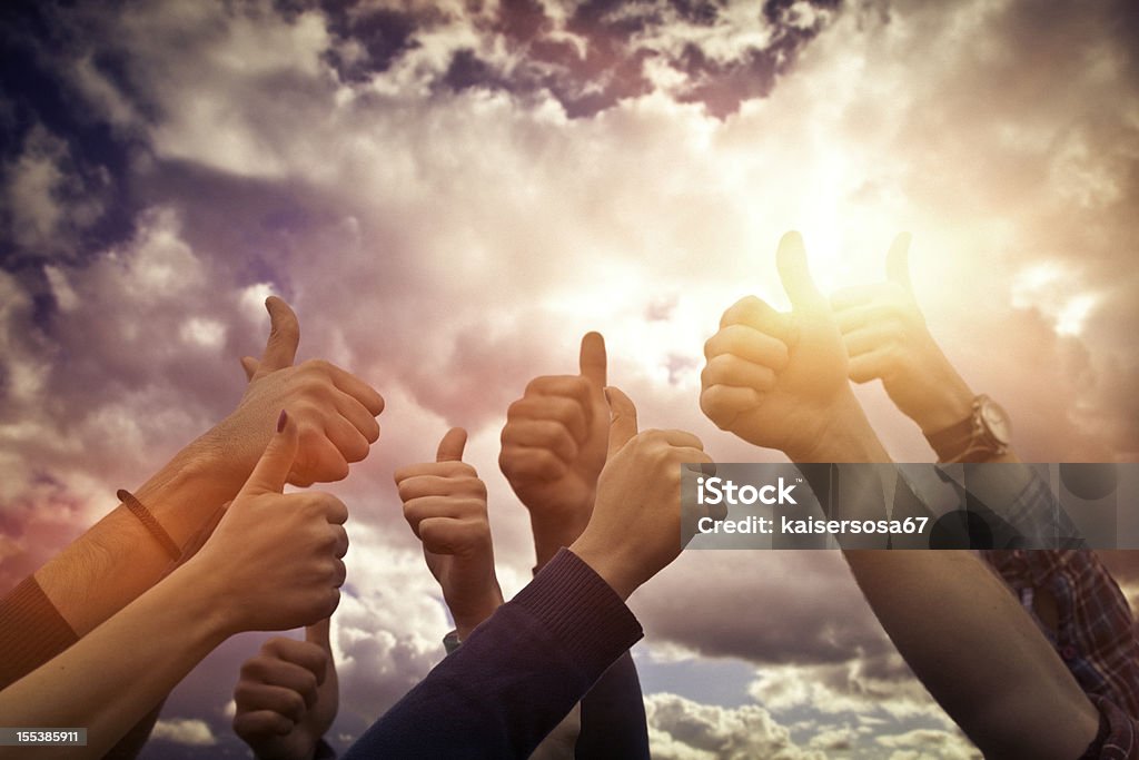 Groupe de personnes à la main sur le ciel - Photo de Coucher de soleil libre de droits