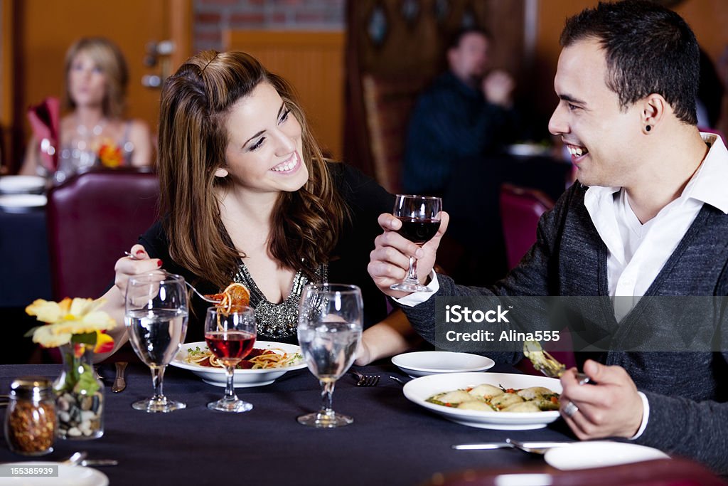 Pareja joven en una fecha en el restaurante - Foto de stock de Restaurante libre de derechos