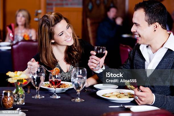 若いカップルのお客様にレストランでの日付 - レストランのストックフォトや画像を多数ご用意 - レストラン, カップル, スパゲティ