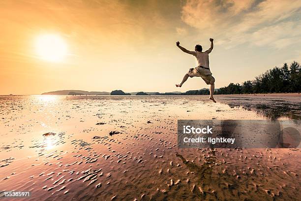 Feliz De Vacaciones Foto de stock y más banco de imágenes de Actividad - Actividad, Adulto, Agua