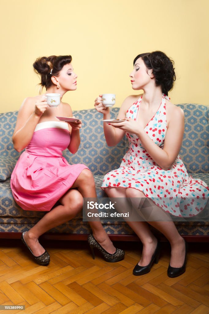 Due giovani donne bere il caffè - Foto stock royalty-free di 1920-1929