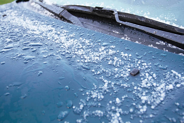 hailstones fondre sur voiture de la capuche - grêle photos et images de collection