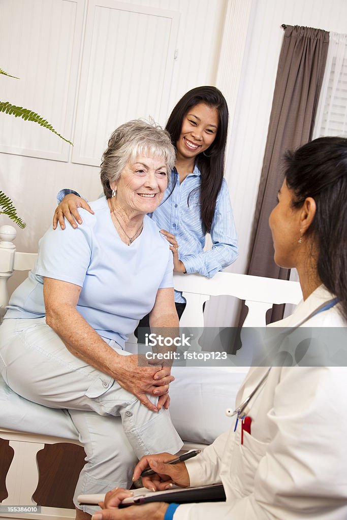 Mujer mayor visitring con su enfermero/a de salud - Foto de stock de 30-39 años libre de derechos