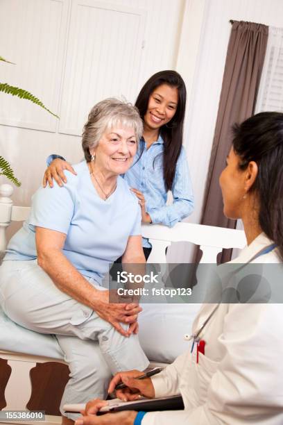 Mujer Mayor Visitring Con Su Enfermeroa De Salud Foto de stock y más banco de imágenes de 30-39 años - 30-39 años, 60-69 años, Adulto