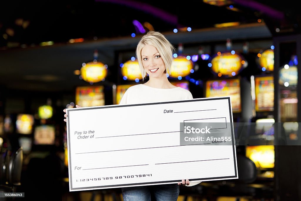 Победитель: Счастливая молодая женщина с Пустой чек в казино - Стоковые фото Держать роялти-фри