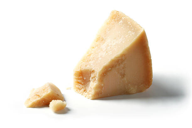 isolado pedaço de parmesão - parmesan cheese imagens e fotografias de stock