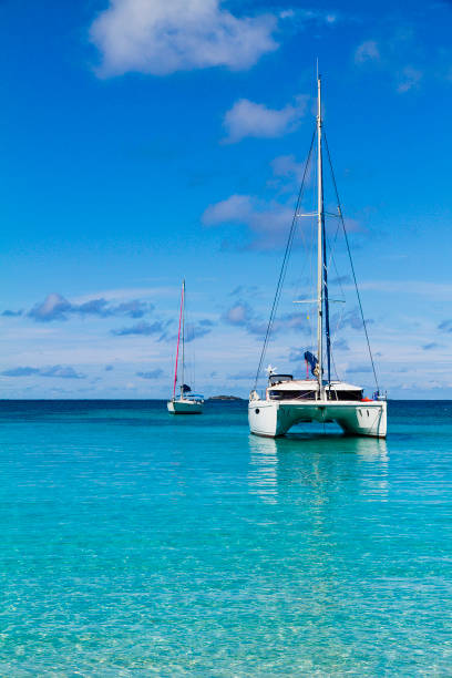 barcos na baía de salt whistle, mayreau - ilha mayreau - fotografias e filmes do acervo