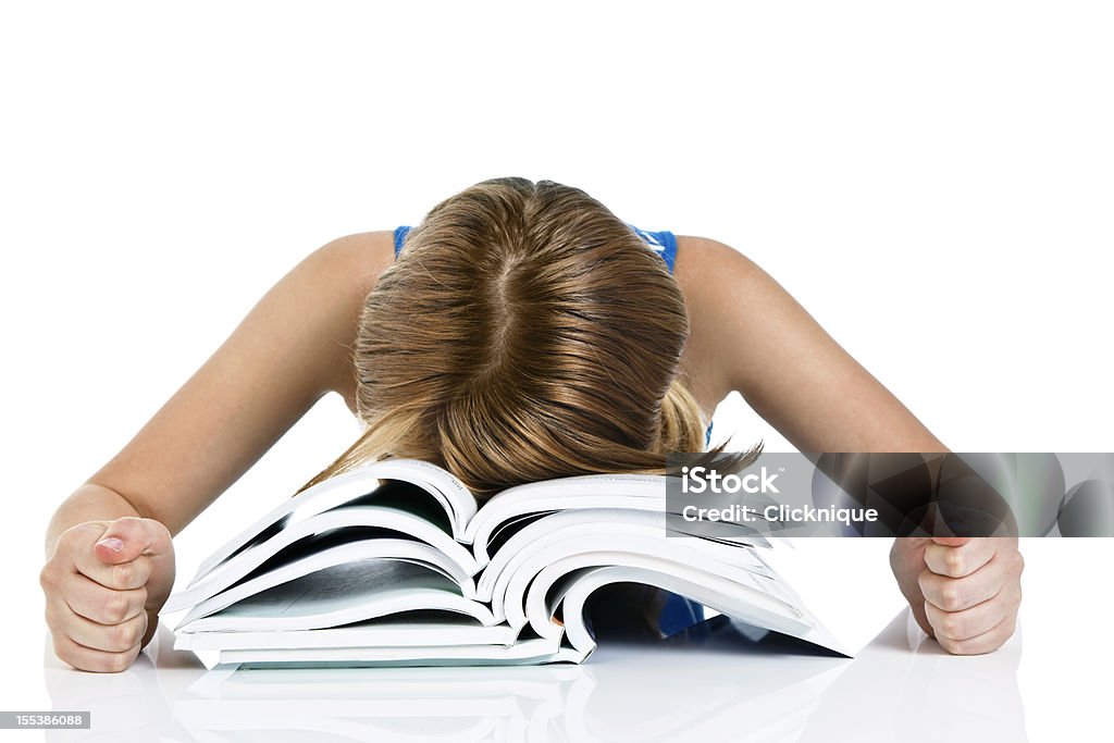 Frustré étudiant assez de livres à étudier s'affaisse - Photo de Tête baissée libre de droits