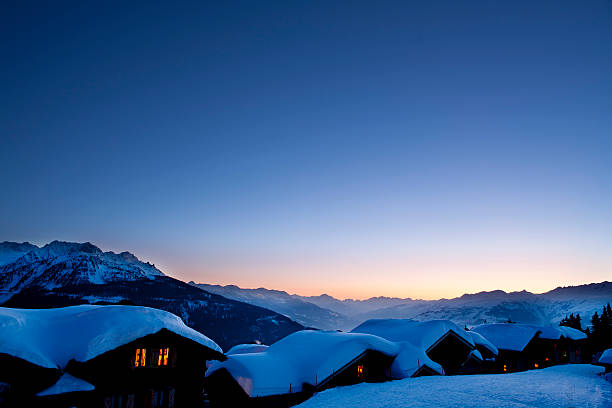 tramonto invernale - winter chalet snow residential structure foto e immagini stock