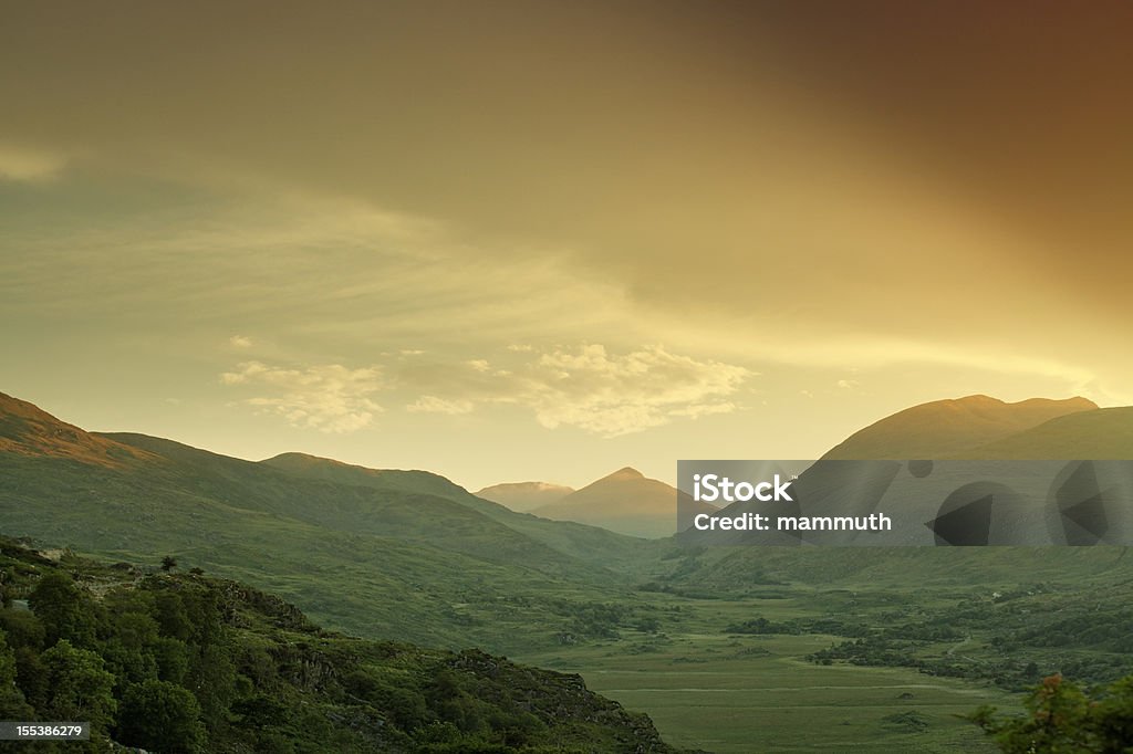 夏の夕日 - なだらかな起伏のある地形のロイヤリティフリーストックフォト