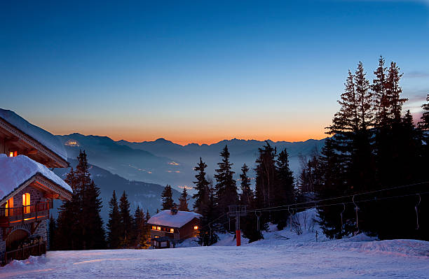 горнолыжный курорт - mountain snow sunset house стоковые фото и изображения