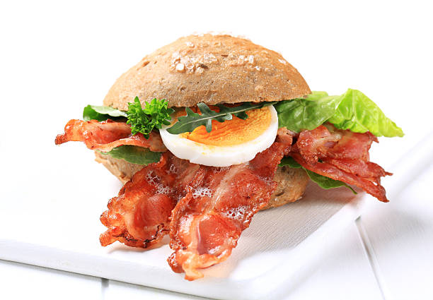 식빵 bun, 크리스피 베이컨 - sandwich breakfast boiled egg close up 뉴스 사진 이미지