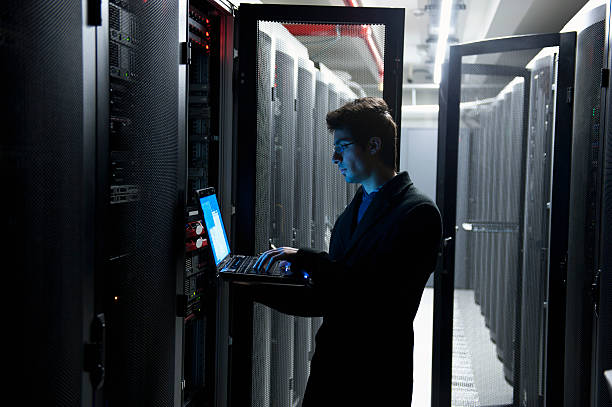 il programmatore - it support network server technology security system foto e immagini stock
