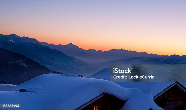 Foto de Chlets e mais fotos de stock de Alpes europeus - Alpes europeus, Choupana, Esqui - Equipamento esportivo