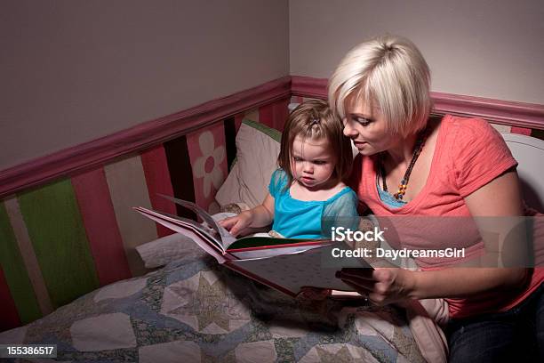 Leyendo Historia De La Madre A Hijo En La Cama Foto de stock y más banco de imágenes de Niño - Niño, Libro de imágenes, Madre