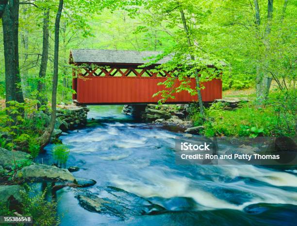 Photo libre de droit de Chatfield Hollow Pont Couvert Dans Le Connecticut banque d'images et plus d'images libres de droit de Pont couvert - Pont couvert, Connecticut, Nouvelle-Angleterre - États-Unis