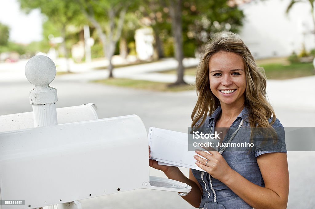 Abholen der mail - Lizenzfrei Briefkasten Stock-Foto