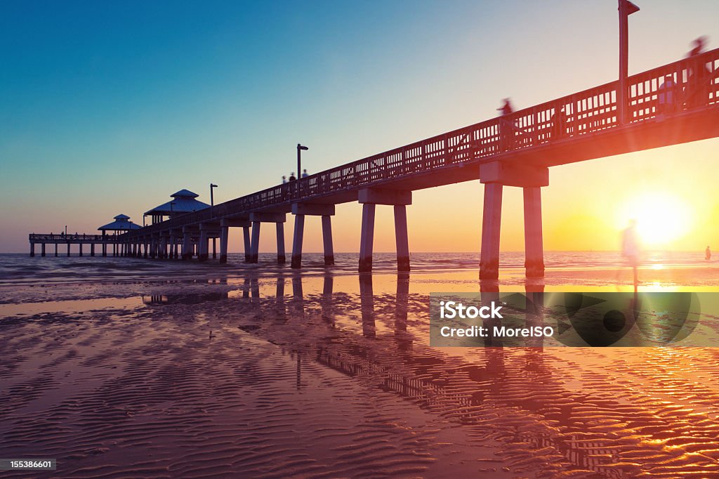Pier lungomare al tramonto - Foto stock royalty-free di Molo