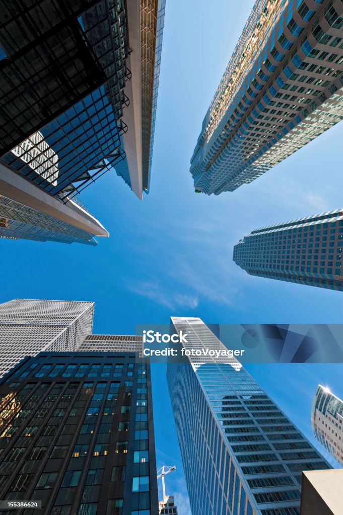 Los rascacielos en cielo azul - Foto de stock de Toronto libre de derechos