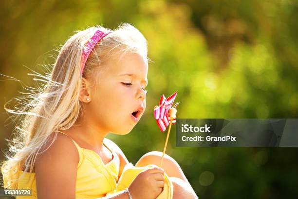 Linda Menina Com Catavento De Papel - Fotografias de stock e mais imagens de 12-15 Meses - 12-15 Meses, Alegria, Ao Ar Livre