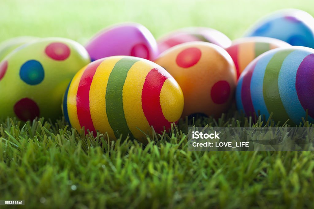 Ostern Eier auf Gras - Lizenzfrei Blau Stock-Foto