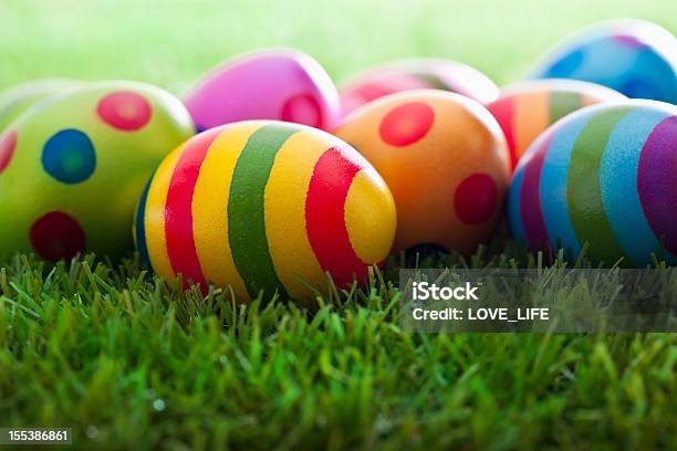 Ostern Eier Auf Gras Stockfoto und mehr Bilder von Blau - Blau, Bunt - Farbton, Farbbild