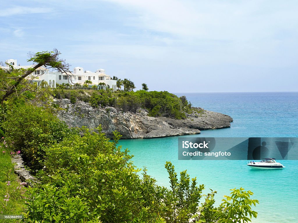 Île antillaise devant de la scène avec voilier sur l'eau - Photo de Luxe libre de droits