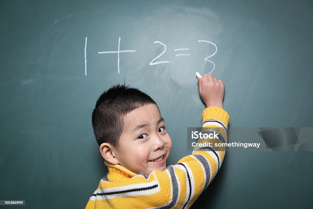 Un garçon est en train de faire les calculs question - Photo de 6-7 ans libre de droits