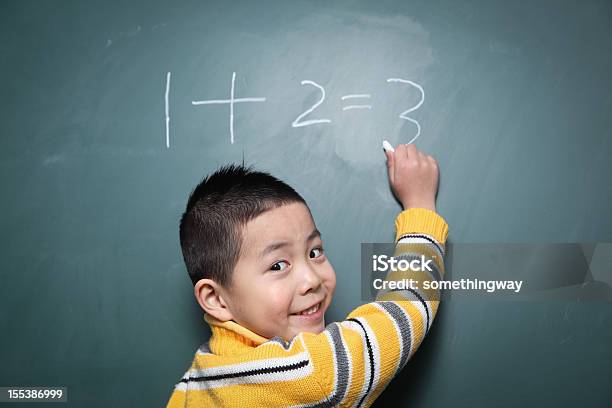 Um Rapaz Está A Fazer A Pergunta De Matemática - Fotografias de stock e mais imagens de 6-7 Anos - 6-7 Anos, Aluno, Aluno da Escola Primária