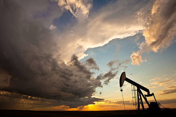 prateria pumpjack silhouette - oil pump oil industry alberta equipment foto e immagini stock