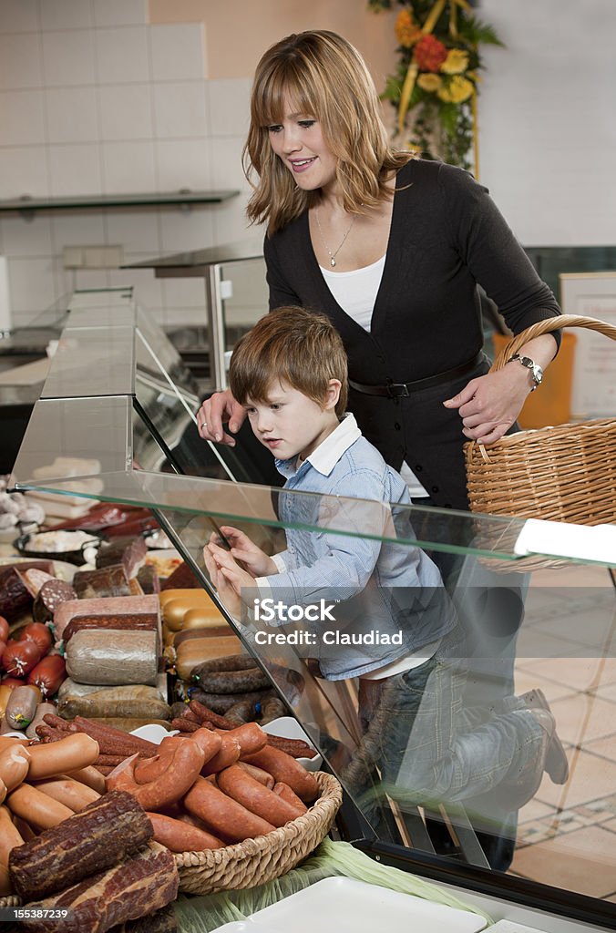 Madre con su hijo en la tienda carniceros - Foto de stock de Carne libre de derechos