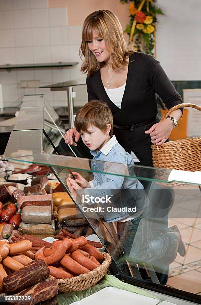 Madre Con Su Hijo En La Tienda Carniceros Foto de stock y más banco de imágenes de Carne - Carne, Mostrador de tienda para pagar, Niño