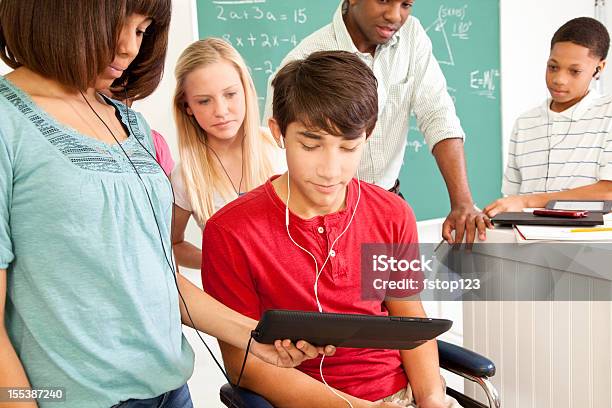 Los Estudiantes Profesores Cálculos De Tipo Aula La Tecnología Tableta Digital Niño En Silla De Ruedas Foto de stock y más banco de imágenes de Estudiante