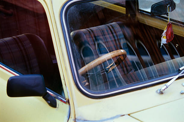 przednie siedzenia z klasyczny samochód, tradycyjnie włoski - cinquecento zdjęcia i obrazy z banku zdjęć