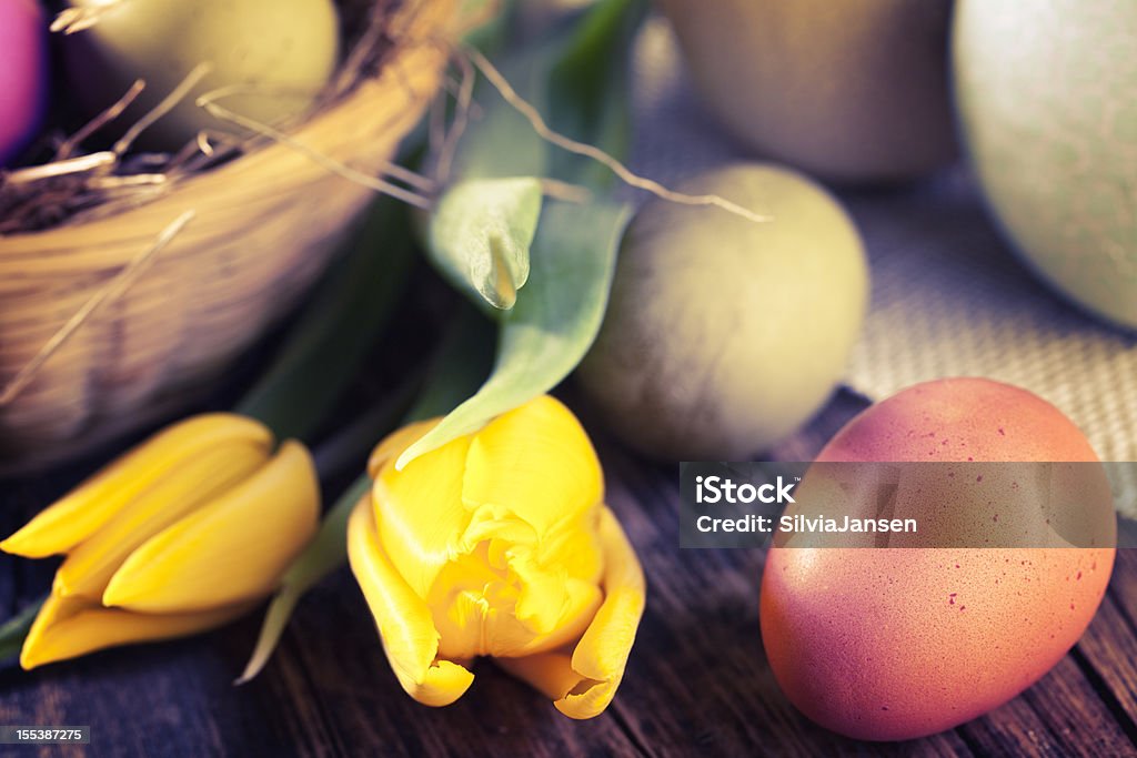 Ovos de Páscoa e tulipas - Foto de stock de Amarelo royalty-free